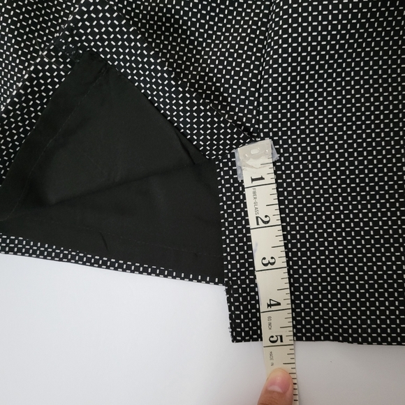 Liz Claiborne Chic Black and White Patterned Skirt - Picture 5 of 8